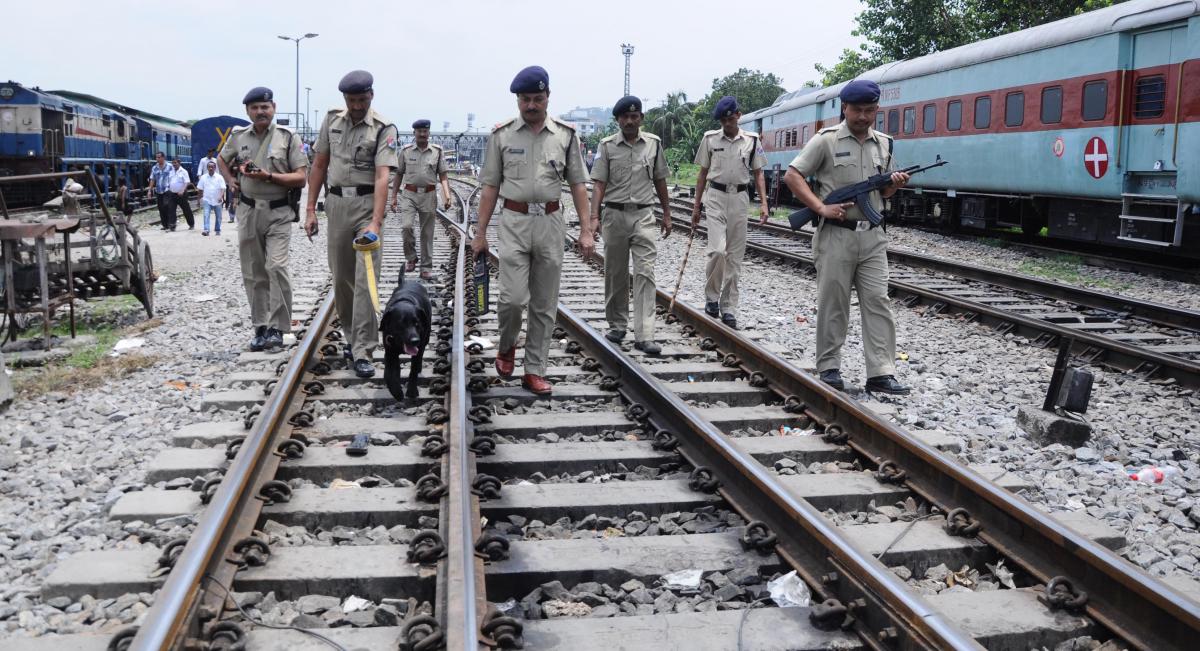 khabor24's tweet image. নিয়ন্ত্রণ হারিয়ে রেল ব্রিজে উল্টে গেল সেনাবাহিনীর গাড়ি... #উলট #গড় #গল #নয়নতরণ #বরজ #রল #সনবহনর #হরয় b2s.pm/Fm4HKe