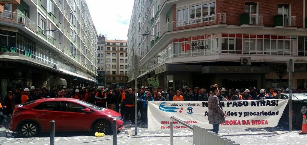 LAB_INDUSTRIA's tweet photo. Animo #productostubulares enpresako langileak!
Greba mugagabean prekarietatea eta kaleratzeen kontra! https://t.co/HIF2EzOzpr
