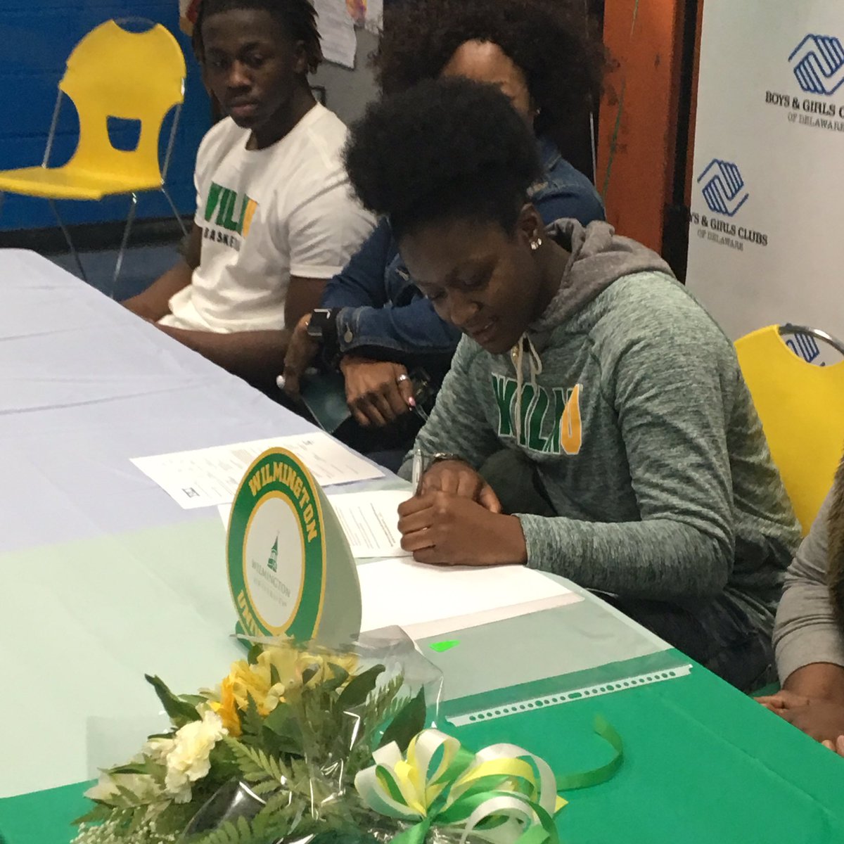 Lady Sharks R1 Family tweet media