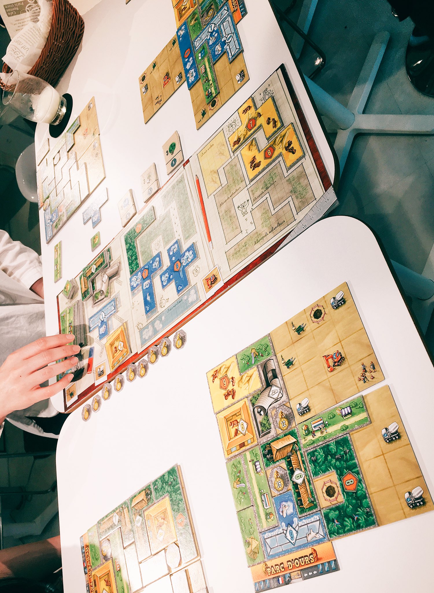 O Xrhsths Shotbar Lucy コロナ休業中はonline Lucy Sto Twitter 先日のボドゲやろう夜のメインは クマ牧場でした 順番に得点タイルを配置しながら自分だけの牧場を作る簡単なゲームです クマといえば餓狼伝の工藤さんの 熊って強いから自分も熊になっちゃえば