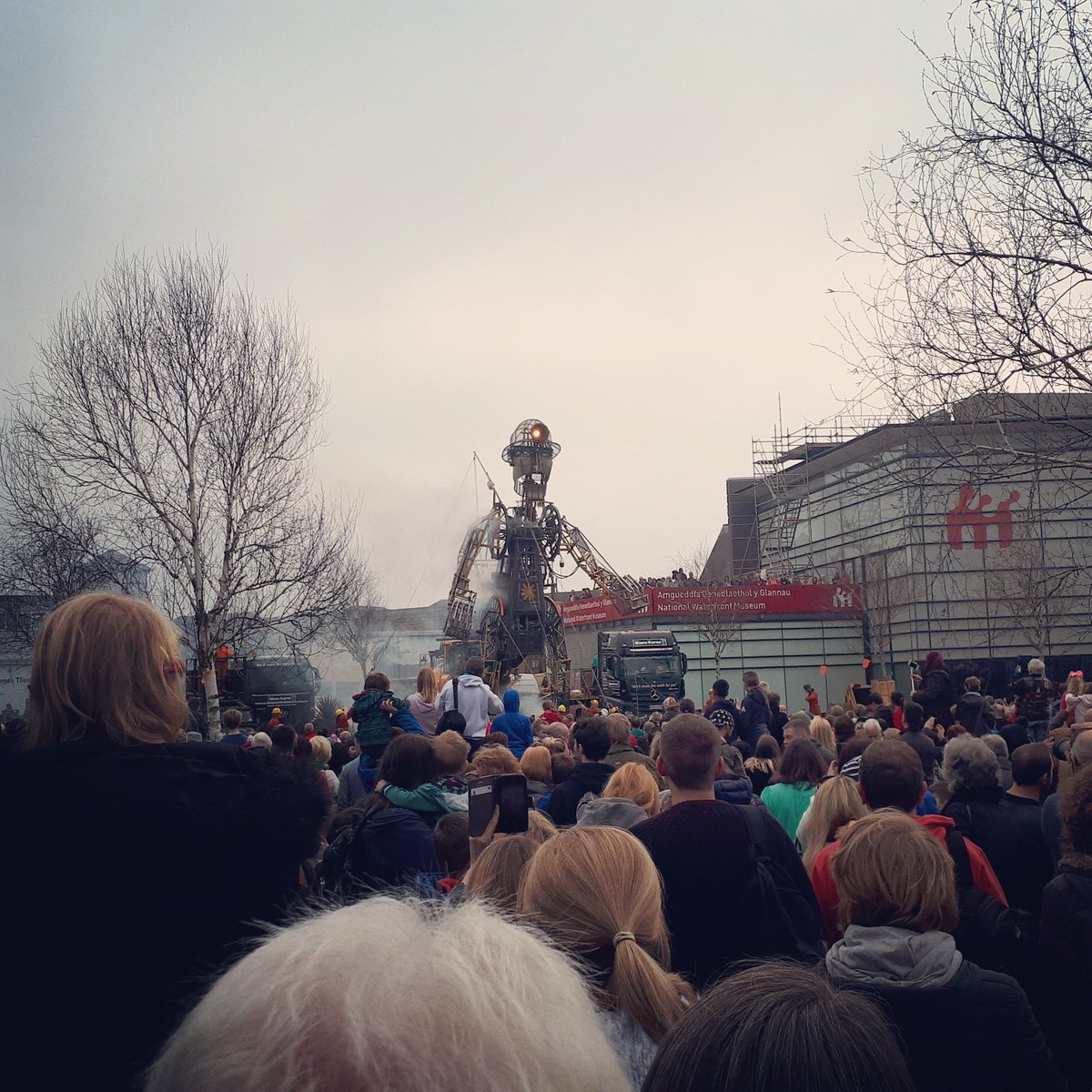reviewwales's tweet image. This Man Engine is one popular miner.
It&apos;s like an industrial age Beatlemania here in Swansea...
#ManEngineCymru #ManEngine