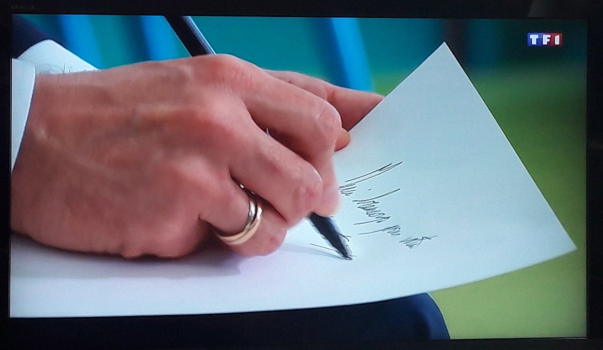 FredericSays's tweet photo. Et l'interview se clôt sur cette image du président qui laisse un mot aux élèves de l'école de Berd'huis (Orne). Fin de ce LT #interviewJPP, merci de l'avoir suivi. https://t.co/sDBoGW4qc4