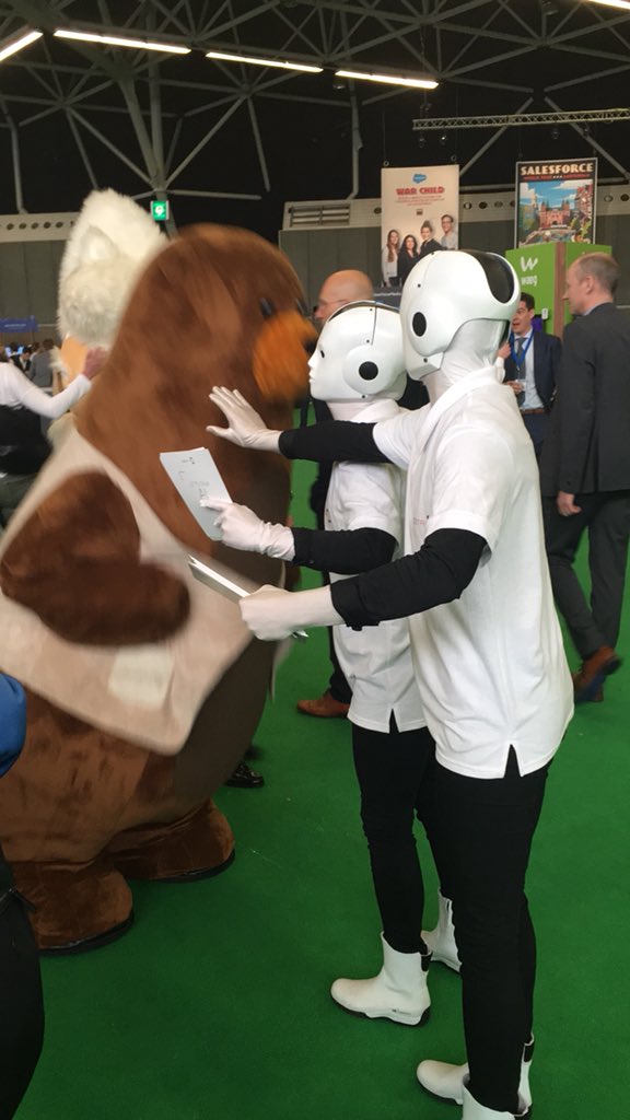 Looks like #AIMIE made some friends! <a href="/salesforce_NL/">Salesforce NL</a> 😉

#SalesforceTour #MeetAIMIE