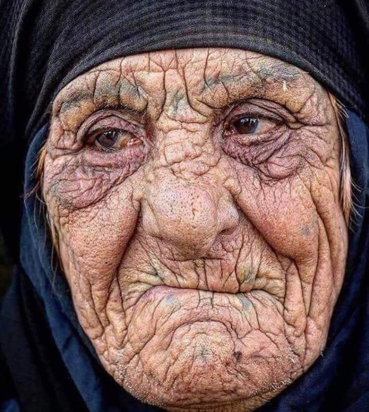 _عندمآ تقسوا الأيام من صاحبها ترسم الأوجاع على الوجه 💔😟
