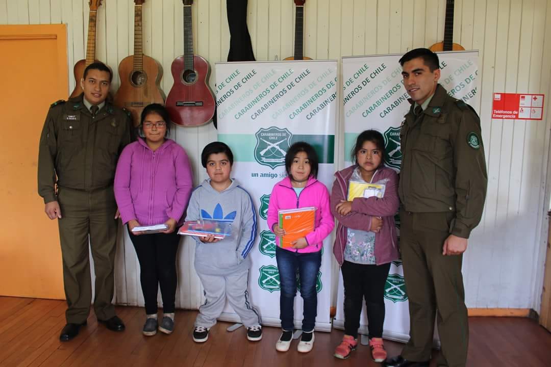 PrensaChiloe's tweet photo. .@chiloealdia Tenencia @Carabdechile #Chonchi realizó campaña de útiles escolares para alumnos de Escuelas Rurales en #Quiao, #Chanquín, #Notuco y #Teupa. https://t.co/btYp5uypku