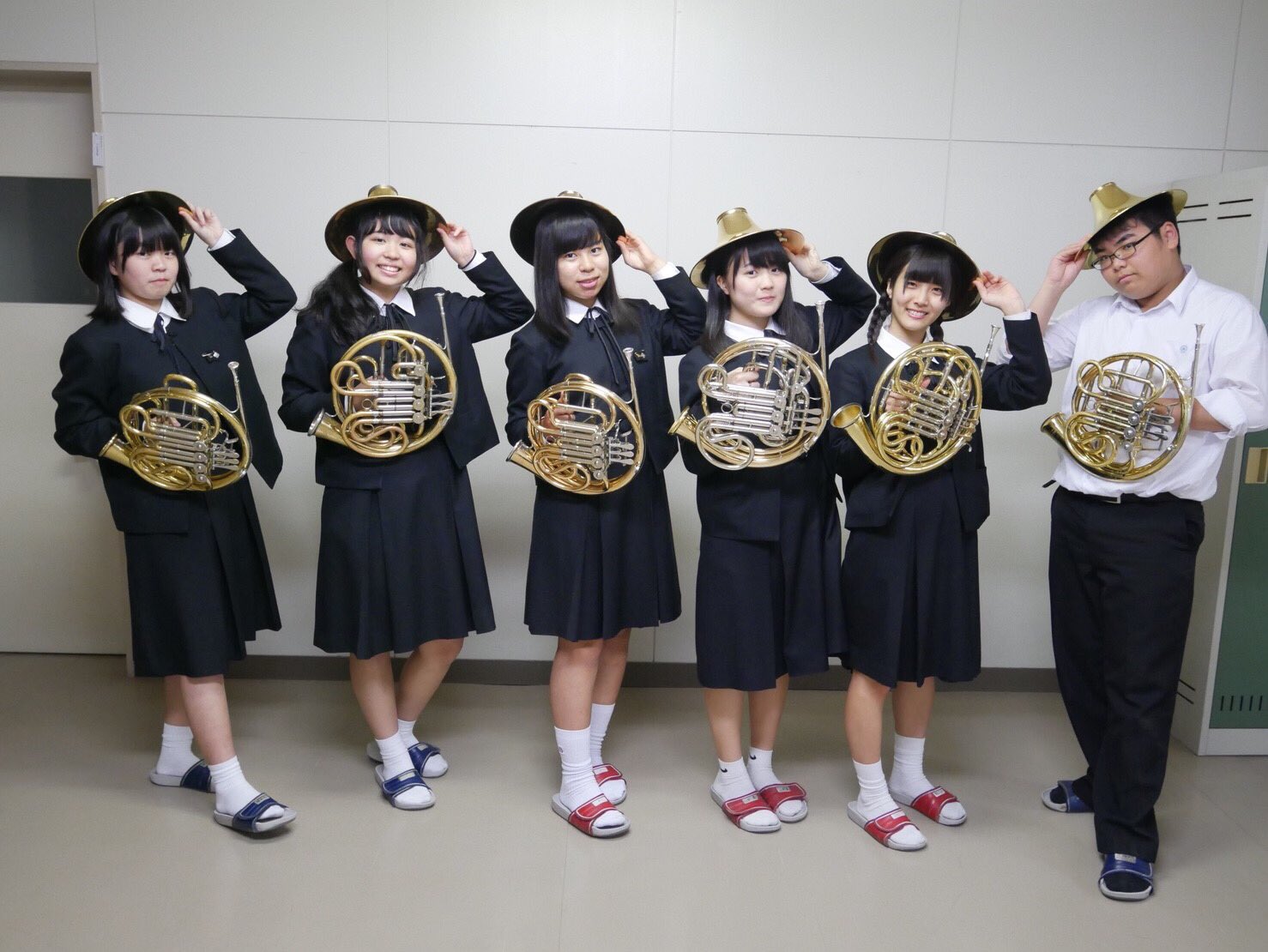 Ycwo Official Horn ホルンパートです 見た目はぐるぐるしてて可愛いホルン いつもは優しい音を奏でますが たまに見せる勇ましい音のギャップにハマること間違いなし 6人で毎日わちゃわちゃしてます 私たちと一緒にホルンライフを送り