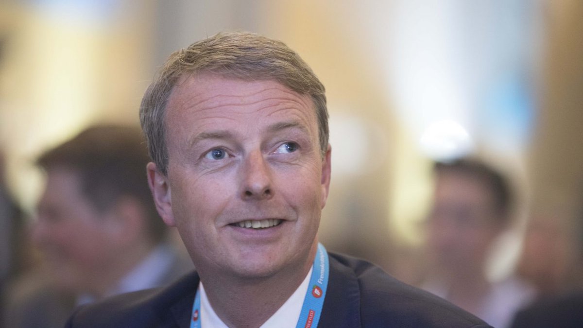 Olje- og energiminister Terje Søviknes mener Acer-debatten sporet av. Han ber bransjen om å begynne å ta større ansvar for å få fram fakta. sysla.no/gronn/soviknes…