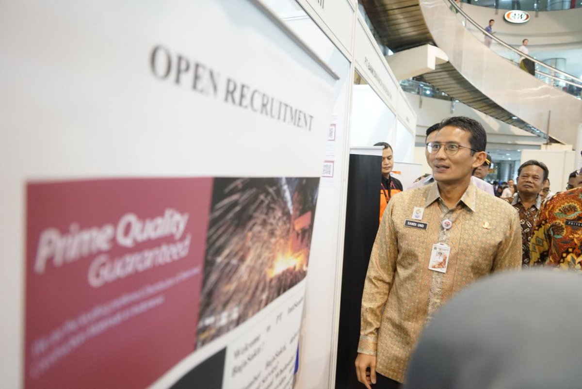 sandiuno's tweet photo. Menghadiri Job Fair @poskotanews - @karirpad di Mall WTC Mangga Dua. Kami mengapresiasi sekali kemudahan masyarakat dalam mencari lapangan kerja dapat dilakukan melalui teknologi dan digital dari aplikasi https://t.co/U1vX8bHgAO. https://t.co/LoM1LnVsPb