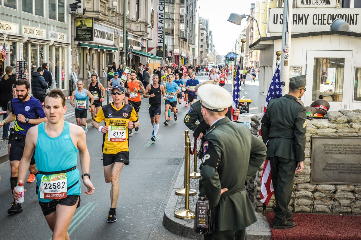 . @DynamoDresden Alles Gute zum 65sten aus #Berlin! 🎂 #SGD1953 #SGDynamoDresden #SGD #DynamoDresden #LDHR #BerlinHalf #BerlinerHalbmarathon #CheckpointCharlie