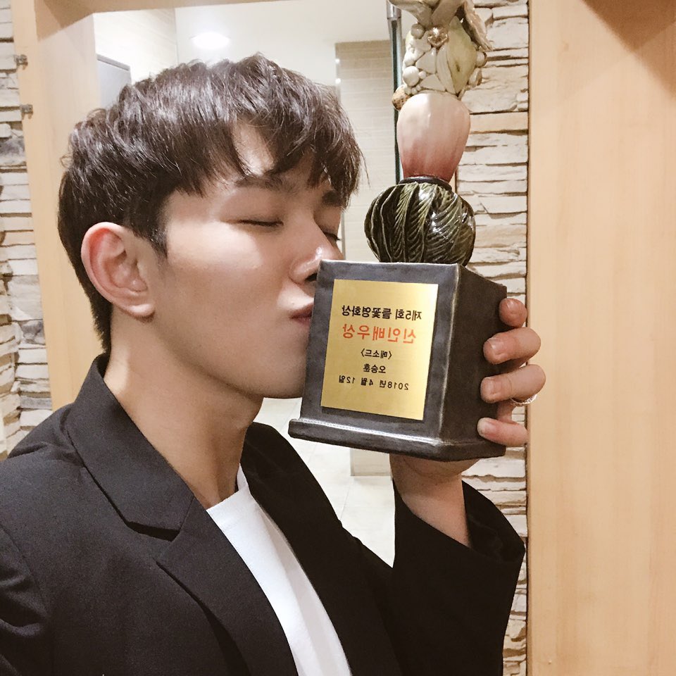 actor_oshoon's tweet photo. 오승훈 배우가 제5회 들꽃영화상에서 신인배우상을 수상하였습니다!

정말 감사합니다 🙇🏻

#오승훈 #Ohseunghoon https://t.co/uiB4pfGEjJ