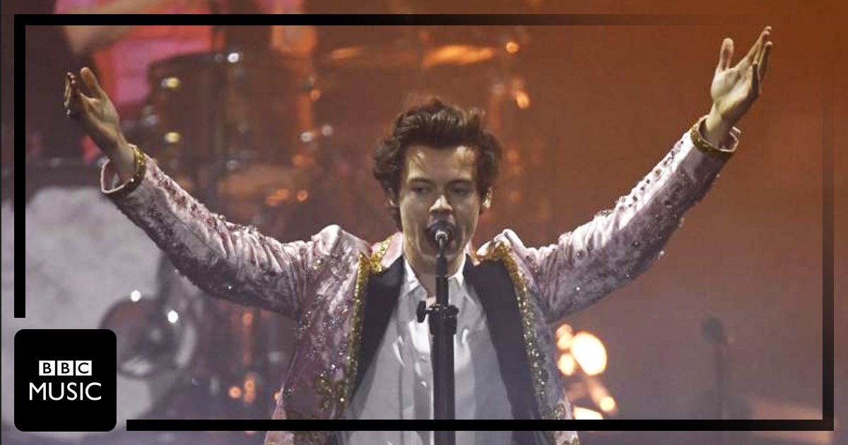 BBCSounds's tweet photo. ❤️ @Harry_Styles shows his support for the LGBTIQ+ community by turning the 02 into a giant rainbow 🌈
👉 https://t.co/JhnocdmbSD https://t.co/G1cUP1WZi0