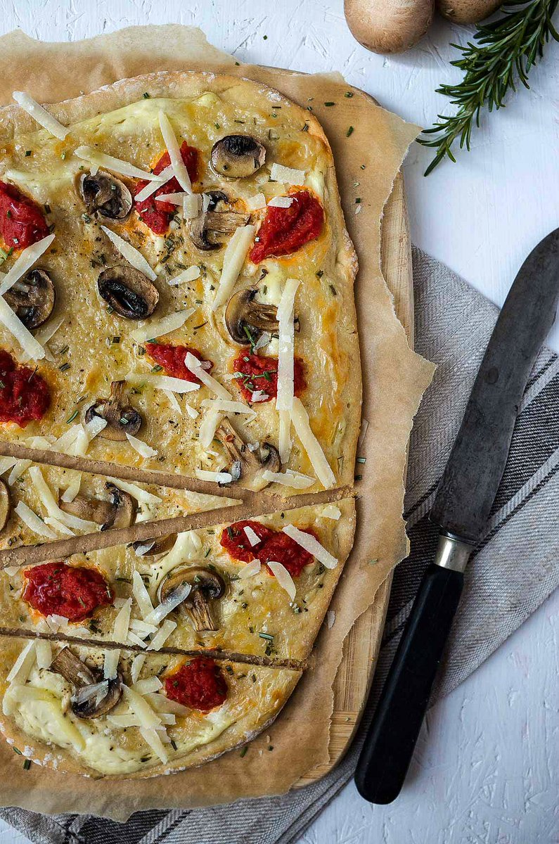 Flammkuchen trifft Pizza und heraus kommt ein leckerer cross-over Flammkuchen mit italienischem Flair. Ganz einfach – ganz lecker. Das Rezept gibt es hier: meinkleinerfoodblog.de/italienischer-… #Werbung <a href="/MuttiPomodoro/">Mutti Pomodoro</a>