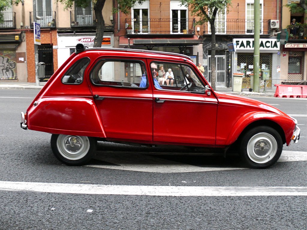 anaexperta's tweet photo. Qué recuerdos... el #primercoche que hubo en mi casa fue un precioso y descapotable Dyane6 rojo con el que me llevaba mi madre al cole ¿recuerdas el tuyo? https://t.co/RRfsfsqoTG