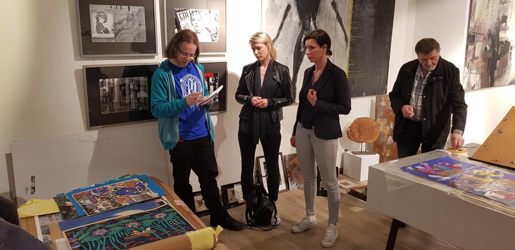proresus's tweet photo. Eröffnung der Ausstellung chinesischer Kunstwerke bei unseren Freunden von FreiraumGestalten! Der Anfang des kulturellen Austauschs zwischen lokalen und chinesischen Künstlern, der Beginn einer hoffentlich langfristigen Zusammenarbeit, der Start von etwas Neuem! Menden kann was! https://t.co/qrwzqZEvkd