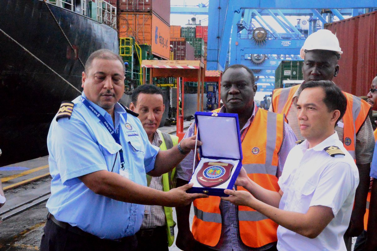 Kenya_Ports's tweet photo. One of the top global Shipping Lines, Hapag –Lloyd today started its first service to the Port of Mombasa. Through Diamond Shipping Services as the agent, MV Spero, the first vessel on this service made her maiden call at the Port of Mombasa today at 0500 hours. https://t.co/mZzIlxjdR4