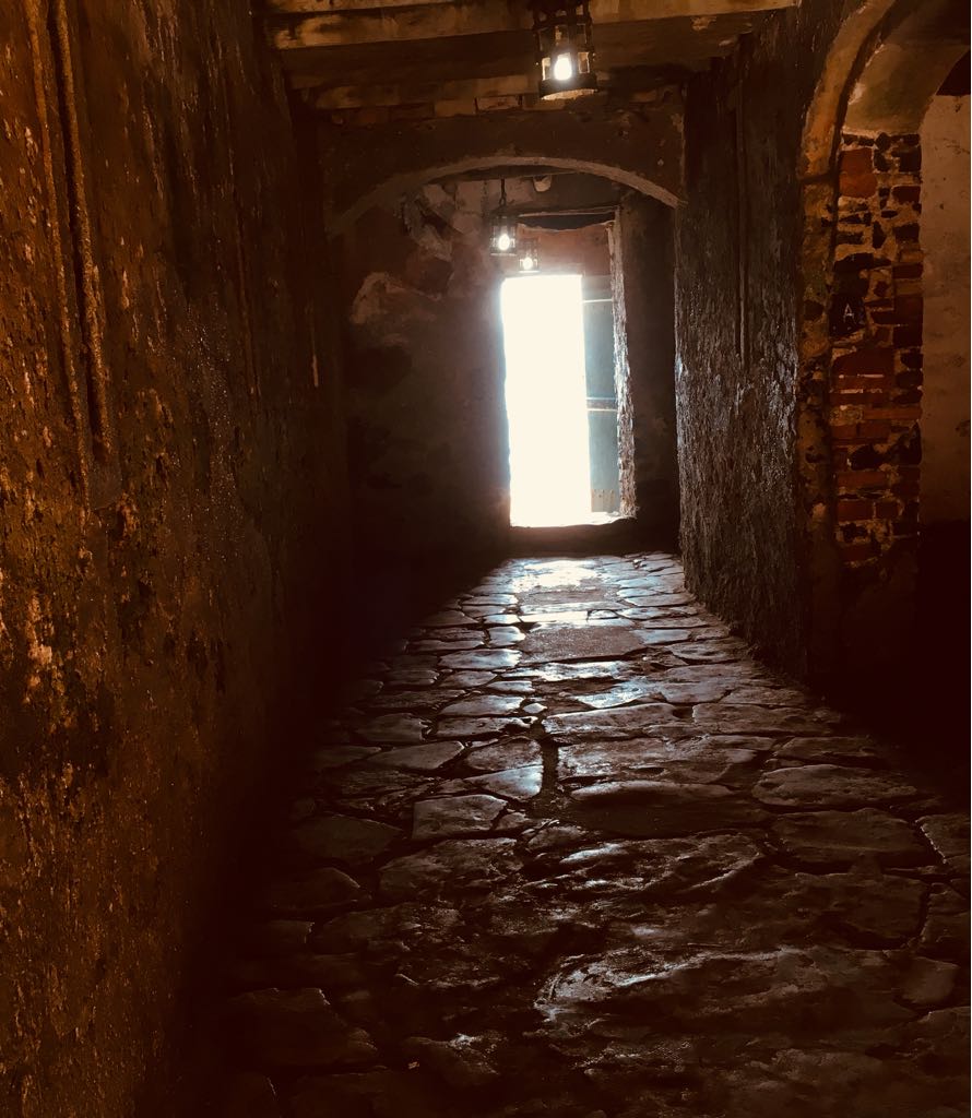 #Senegal isola di #Gorėe, la casa degli schiavi. Questa è la #portadelnonritorno attraverso cui gli africani venivano imbarcati in catene sulle navi negriere verso le piantagioni americane. Una visita emozionante. Prossimamente a #ladifesadellarazza su <a href="/RaiTre/">Rai3</a>