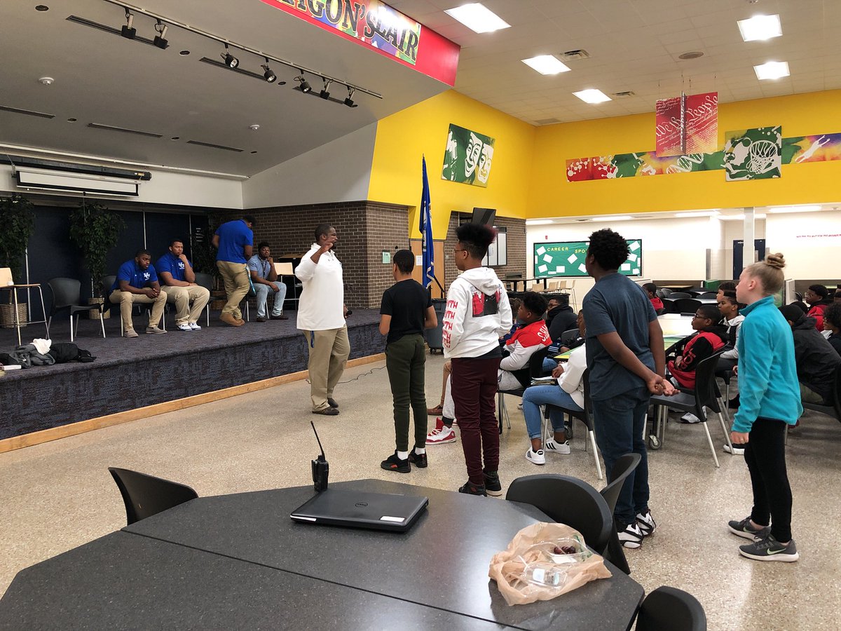 Students lining up to ask Hampton University football players questions about college life. ♥️myschool #NNPSProud @NNPSYouthDev #gettingsmarter @MrsCHaskins @LisaEgolf