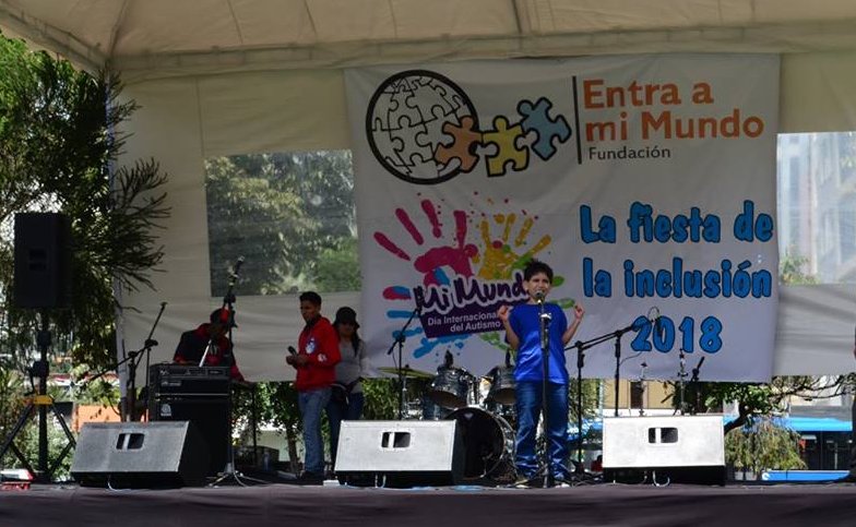 Entraamimundo1's tweet photo. Quito se pintó de azul Un evento digno de imitar. Definitivamente unidos somos mas. Daniel Alejandro ,deleitandonos con su voz https://t.co/xgZmK4Jm0F.feamm https://t.co/SMxIBvhA0G
