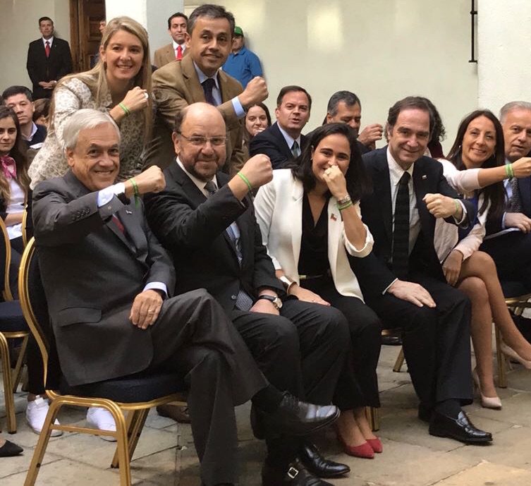 MarceSabat's tweet photo. Junto al Presidente @sebastianpinera y la Ministra @ceciperez1 en la promulgación de la Subsecretaría de la Niñez. Muchísimo éxito en este gran desafío a la nueva subsecretaria @CarolCBown 
Seguiremos trabajando en forma ardua para mejorar el sistema!! #LosNiñosPrimero https://t.co/plKxUom8OM