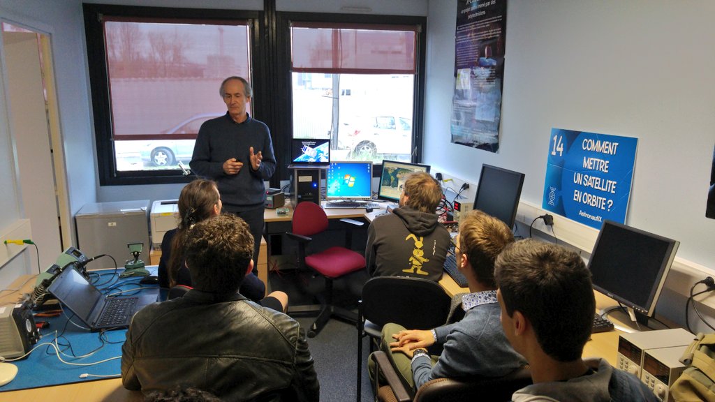 AstronautiXSC's tweet photo. Bernard Pidoux, président fondateur de l'@amsatf, est à @Polytechnique cet après-midi pour former de nouveaux élèves à l'utilisation de notre station-sol. Passage de @XCubeSat au dessus dans vingt minutes ! https://t.co/qDdZovQto9