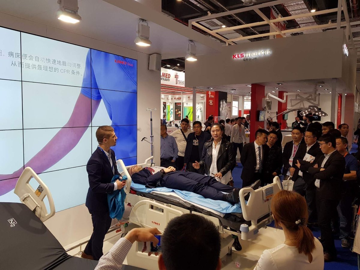 wi_bo's tweet photo. Einige unserer Kollegen sind derzeit auf der CMEF 2018 in Shanghai. Unsere interaktiven Präsentationen von 360° Lösungen für Krankenhäuser sind dort sehr beliebt. #CMEF2018 #Krankenhausbetten https://t.co/F1eeGmUUVU