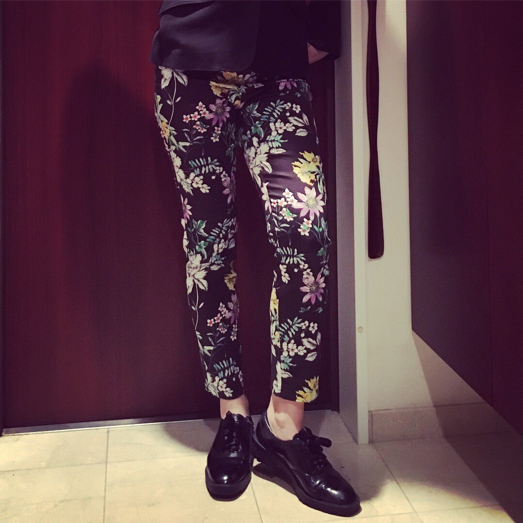 luv2bfree's tweet photo. Flowers 🌸(too much?)
.
.
.
#flowers #pants #hm #croppedpants #justfinishedworking
#zara #shoes #おじ靴 #ザラ #フラワープリント #クロップドパンツ #買っちゃった #花柄なんて滅多に買わないのに #今クラス終わった https://t.co/xbvLTwdIzw