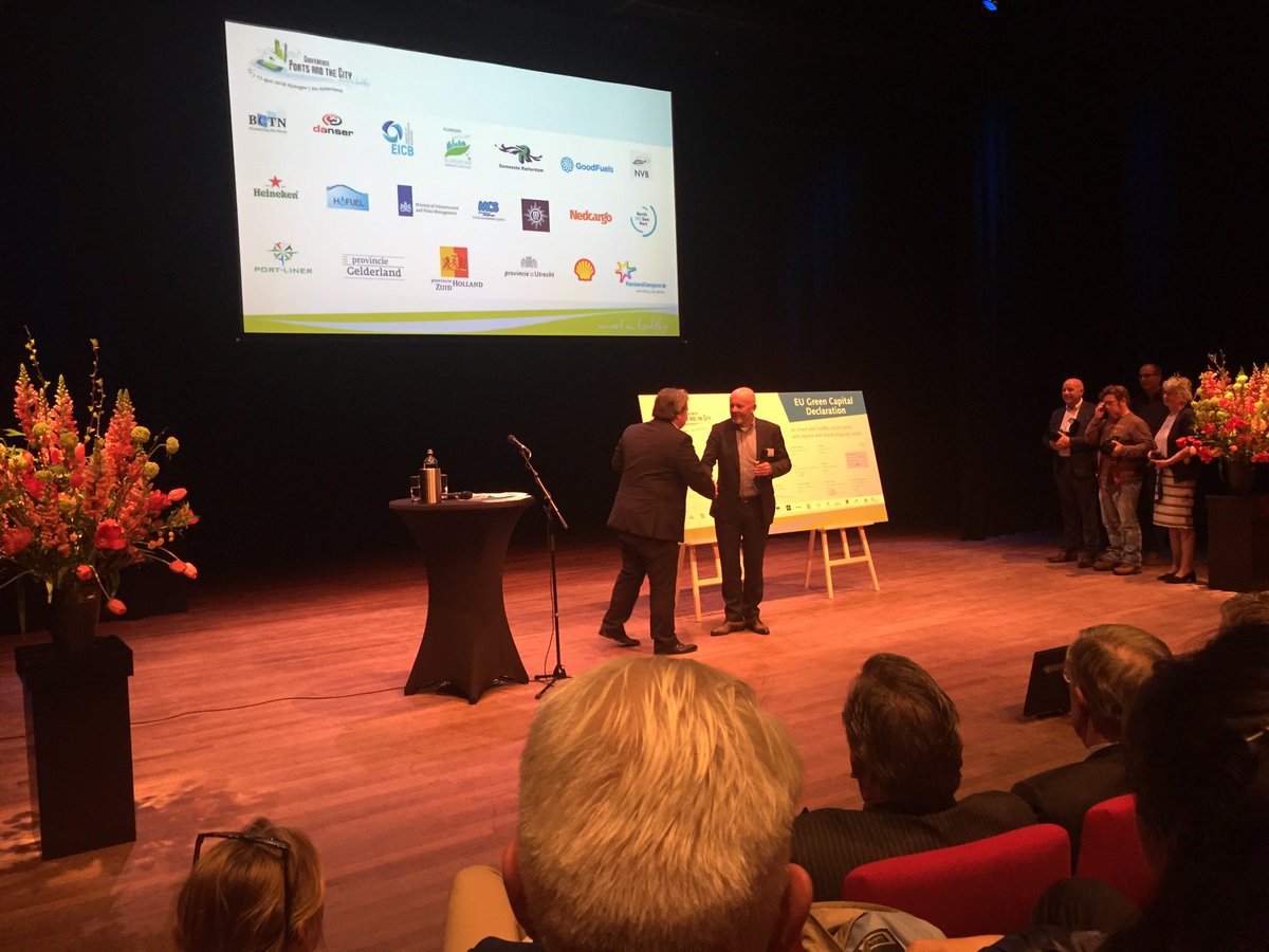 BCTN1987's tweet photo. Zojuist getekend op @PortsAndTheCity: Gemeente Nijmegen EU Green Capital declaration. De verduurzaming van de keten en haar partners gaat maar door! #trots #connectingtheflows #greenandblue https://t.co/m6sb4HmLBD