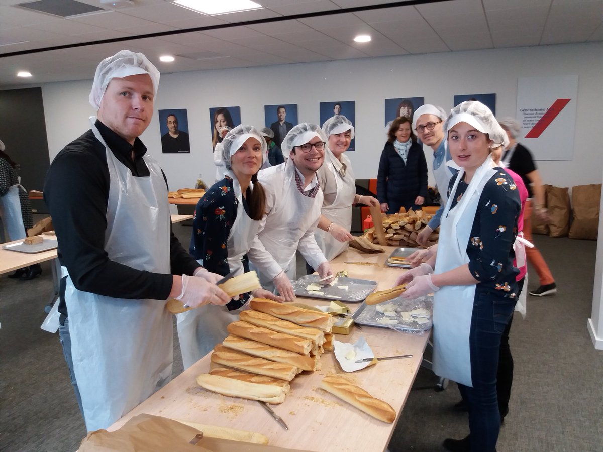 LGodenne's tweet photo. Merci à la centaine de bénévoles #AXAAtoutCoeur #axaouest qui se sont relayés pour la confection et la Vente de sandwichs aux demandeurs d’emploi au forum #emploi en seine de Rouen #GoWest @LaurentLesage3 @franck_basile @mathieu_godart 
@yohanporet @beraudiere @benoit_poupon https://t.co/TflSZVrX4c