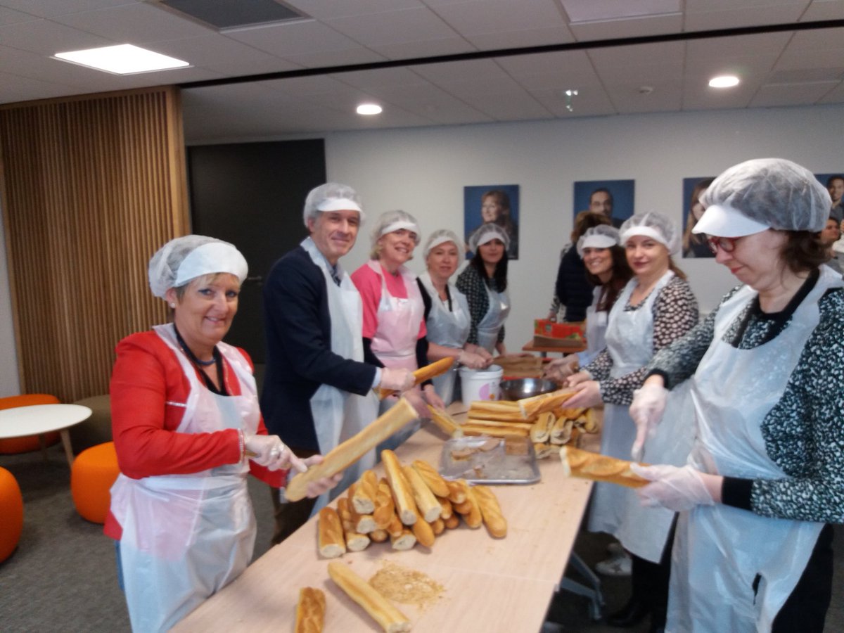 LGodenne's tweet photo. Merci à la centaine de bénévoles #AXAAtoutCoeur #axaouest qui se sont relayés pour la confection et la Vente de sandwichs aux demandeurs d’emploi au forum #emploi en seine de Rouen #GoWest @LaurentLesage3 @franck_basile @mathieu_godart 
@yohanporet @beraudiere @benoit_poupon https://t.co/TflSZVrX4c