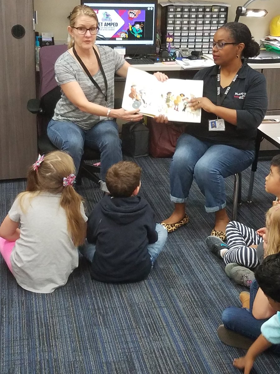 christopherta2's tweet photo. Special guest teachers for Mr. Taylor's class!! Mrs. Bleggi &amp; Ms.Hempstead teach about kindness and respect!!#gulledgelearns @KGulledgeGators @GulledgeGators https://t.co/7fqsKXKIzm
