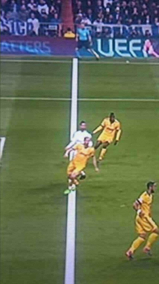 ReinoMadridista's tweet photo. Sigue sin hablarse del gol mal anulado a Isco. No conviene hablar de esto y sí discutir un penalti clarísimo que unos cuantos antimadridistas han dicho que no es porque odian al madrid y no soportan pensar que podemos ganar otra Champions. https://t.co/4tiu13w6pK