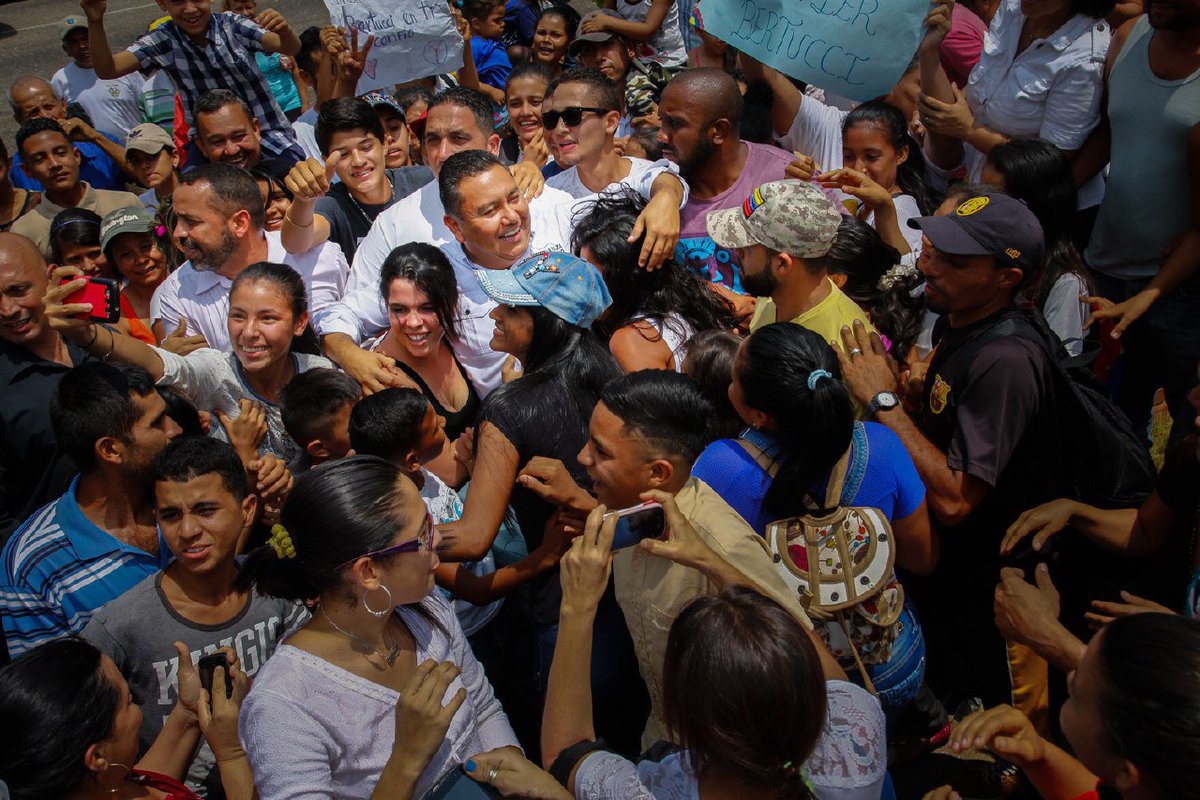 Idaniajaimes's tweet photo. @JAVIERBERTUCCI Hoy demostraremos que Venezuela es una sola nación y que no existen líneas limítrofes que nos divida... #SopaSinCarnet #BertucciEnLaFrontera https://t.co/zdLKDc77ZA