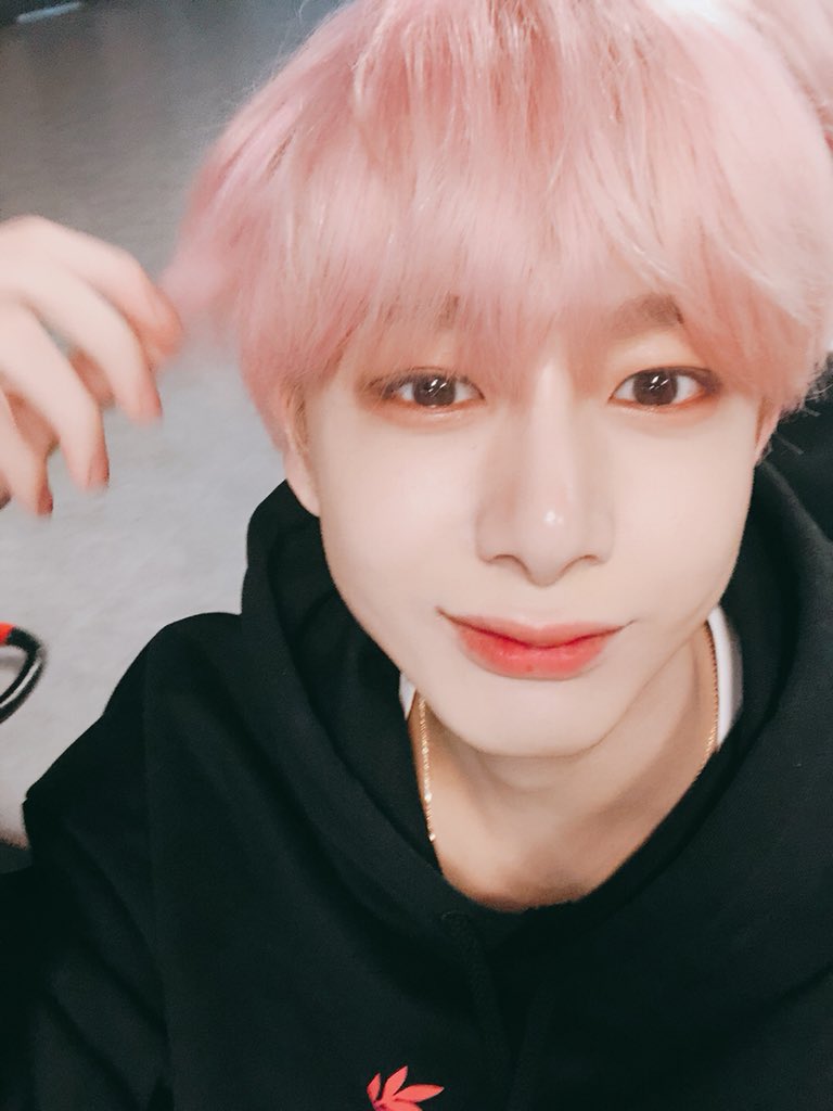 OfficialMONSTAX's tweet photo. [#형원] 저녁 잘 챙겨먹고 오늘도 고생했어요! 오랜만에 머리 내렸어 ㅎ https://t.co/064kPIyPOX