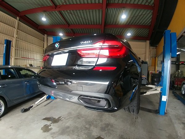 ASSIST_USSY's tweet photo. IIDのLOWERING KITをG11-740iに装着!これだけで車高が変更出来ます。エアサスだからこそなせる業♪ #BMW #ASSIST #LAPTORR #IID #LOWERINGKIT #G11 #740 #エアサス #ローダウン https://t.co/mLTFxIHvrG