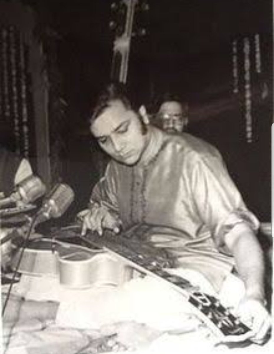 durgajasraj's tweet photo. Just heard 1st man who adapted Guitar to #IndianClassicalmusic  Pt. #BrijbhushanKabra is no more.He alongwith Pt.#ShivkumarSharma ji &amp; Pt. #HariprasadChaurasia ji made the iconic record #Callofthevalley This record broke many records! RIP Bulla Chachaji 🙏🙌 #ICM https://t.co/ThPJumC0dl