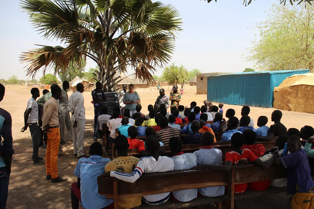 “Welke vraag zouden jullie mij willen stellen?”, vroeg Imena Foundations oprichtster Margriet de Wilde aan de leerlingen van de Warkuac Primary School. Eén van de kinderen stak haar hand op: “Kunt u voor eten zorgen?” #TripSouthSudan