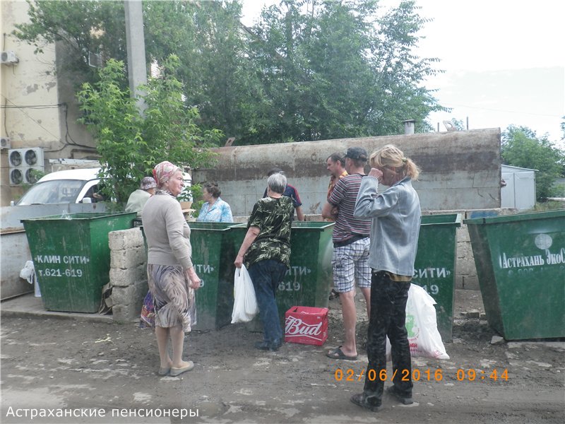 Копаются в мусорках. Пенсионеры копаются в мусорных Баках. Пенсионеры роются в мусорке. Украинские пенсионеры роются в мусорках.