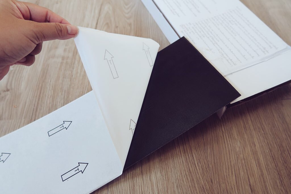 pikulham's tweet photo. ปูพื้นใหม่ง่ายอะไรขนาดนี้? 

สำหรับคนที่อยากปูพื้นใหม่ เบื่อเสื่อน้ำมัน เราแนะนำกระเบื้องยางแบบนี้เลย เพราะ ติดเองได้ แค่ลอกสติกเกอร์แล้วแปะๆ วัดๆตัดด้วยคัตเตอร์ เราซื้อมาจากโฮมโปรกล่องละ 9xx มี 24 แผ่น ห้อง 3*3 ใช้ 2 กล่องนิดๆ ส่วนที่เหลือติดบนโต๊ะได้ ลายสวยดี #แต่งบ้าน #รีวิว https://t.co/ny6fTYiQ31