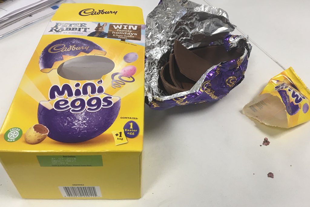 DarloDan1874's tweet photo. @CadburyUK Just tucking into this Mini Eggs Easter Egg and it turns out that somebody has already eaten the mini eggs! Bless them though, they did leave a few crumbs at the bottom of the box! #EmptyPacket #MiniEggs #Easter2018 https://t.co/9jcj8LbMa4