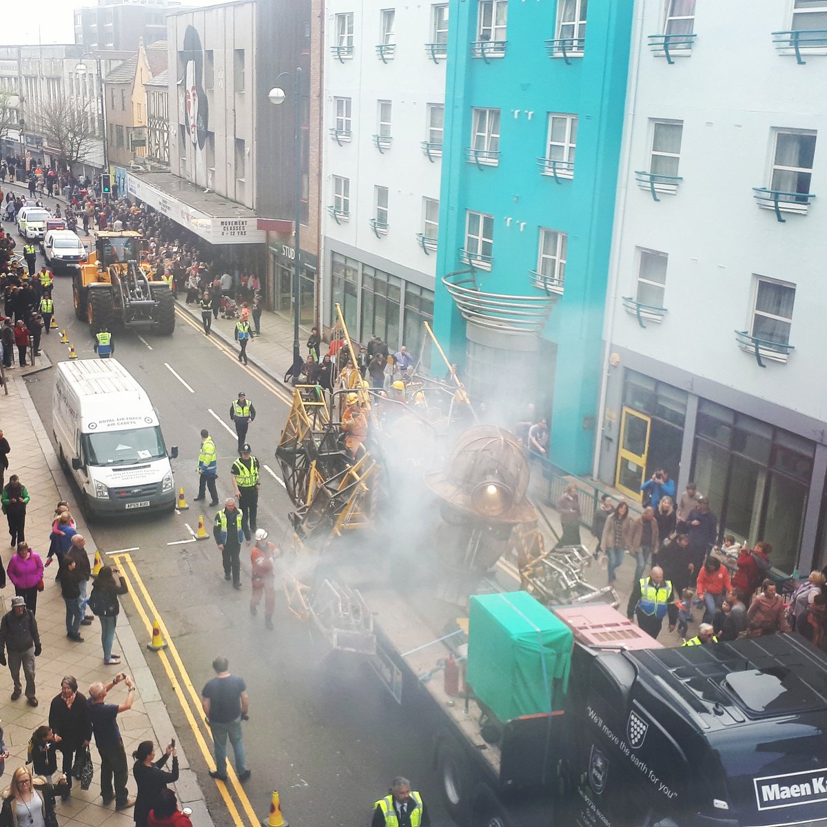 reviewwales's tweet image. The Man Engine makes it&apos;s way up Swansea High Street to the tune of Men of Harlech...
#ManEngineCymru #ManEngine