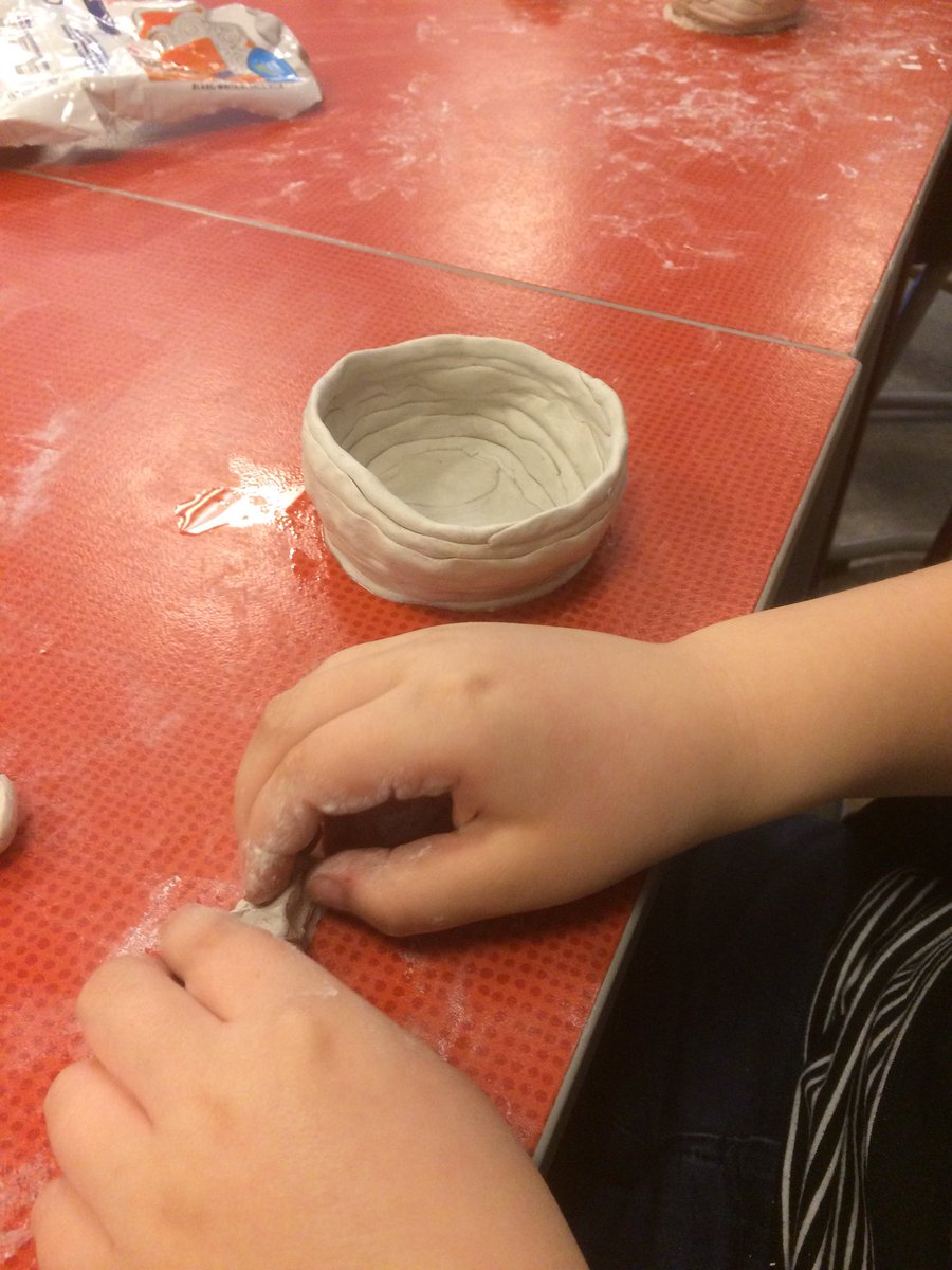 silverkula123's tweet photo. Fritids provar på att göra skålar som på forntiden 👍😀 #stenkulaskolan https://t.co/JTwqEoWrj1