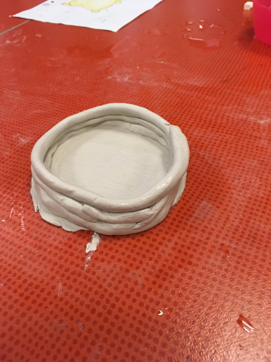 silverkula123's tweet photo. Fritids provar på att göra skålar som på forntiden 👍😀 #stenkulaskolan https://t.co/JTwqEoWrj1