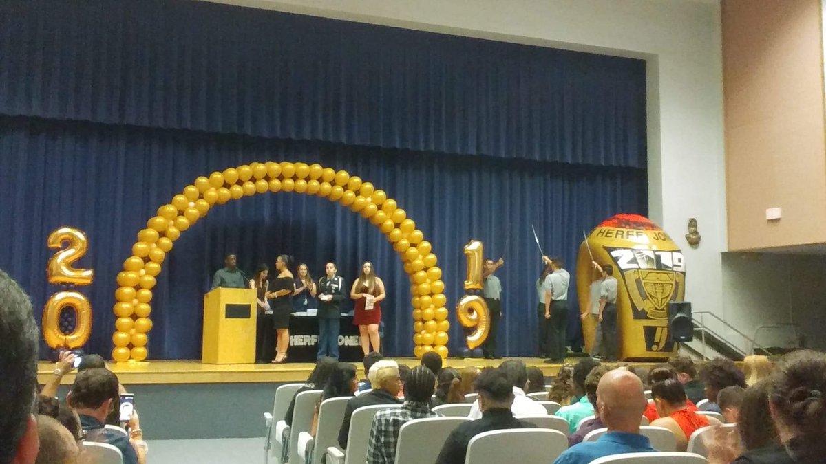 hills_2019's tweet image. Congratulations to all the Junior Spartans who officially became #upperclassmen at the #ringceremony last night!! 🤩🙌🏼🖤💙🧡💛🎉🎉💯 #SpartanPride #hollywoodhillshighschool #herffjones #2019  @HHHS1661