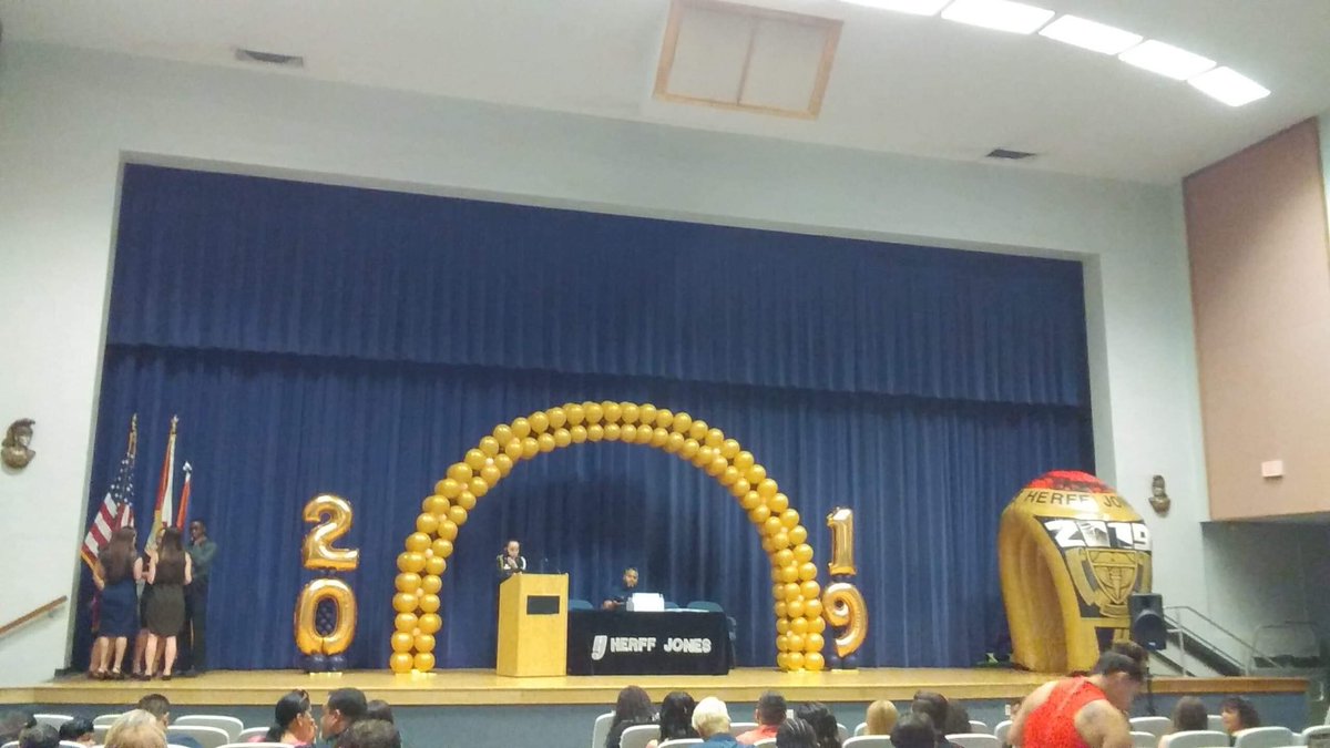 hills_2019's tweet image. Congratulations to all the Junior Spartans who officially became #upperclassmen at the #ringceremony last night!! 🤩🙌🏼🖤💙🧡💛🎉🎉💯 #SpartanPride #hollywoodhillshighschool #herffjones #2019  @HHHS1661