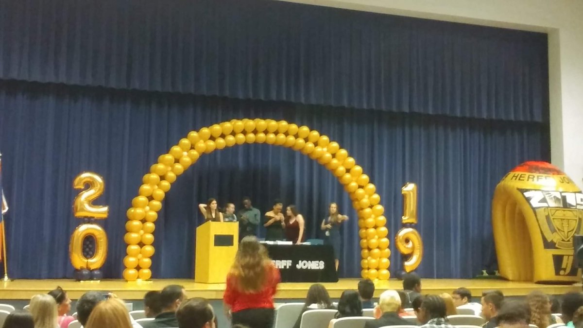 hills_2019's tweet image. Congratulations to all the Junior Spartans who officially became #upperclassmen at the #ringceremony last night!! 🤩🙌🏼🖤💙🧡💛🎉🎉💯 #SpartanPride #hollywoodhillshighschool #herffjones #2019  @HHHS1661