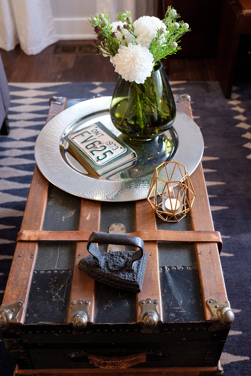 PropertyBrother's tweet photo. Last night's country charm makeover was absolutely divine! If you're interested in more tips & tricks from the brothers, check out the #PBHandbook App! https://t.co/sdJSbsTD9F https://t.co/Lp7CHvf049