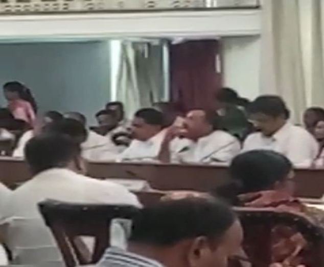 tauseefjourno's tweet photo. After @INCIndia Chole Bhature Fast, @BJP4India MLAs were seen eating Sandwich in Pune

#FeastBeforeFast
#FastWashout https://t.co/PVQ0TTbAdH
