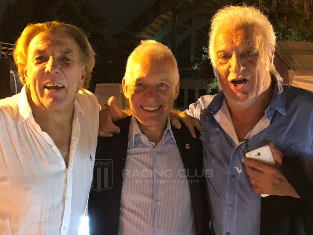Mucha gloria para una sola foto 🎓🏆  
🌟1966 🌟1967 🌟1988 🌟2001 #Mostaza #Blanco #Coco #PasoAPaso #StepByStep