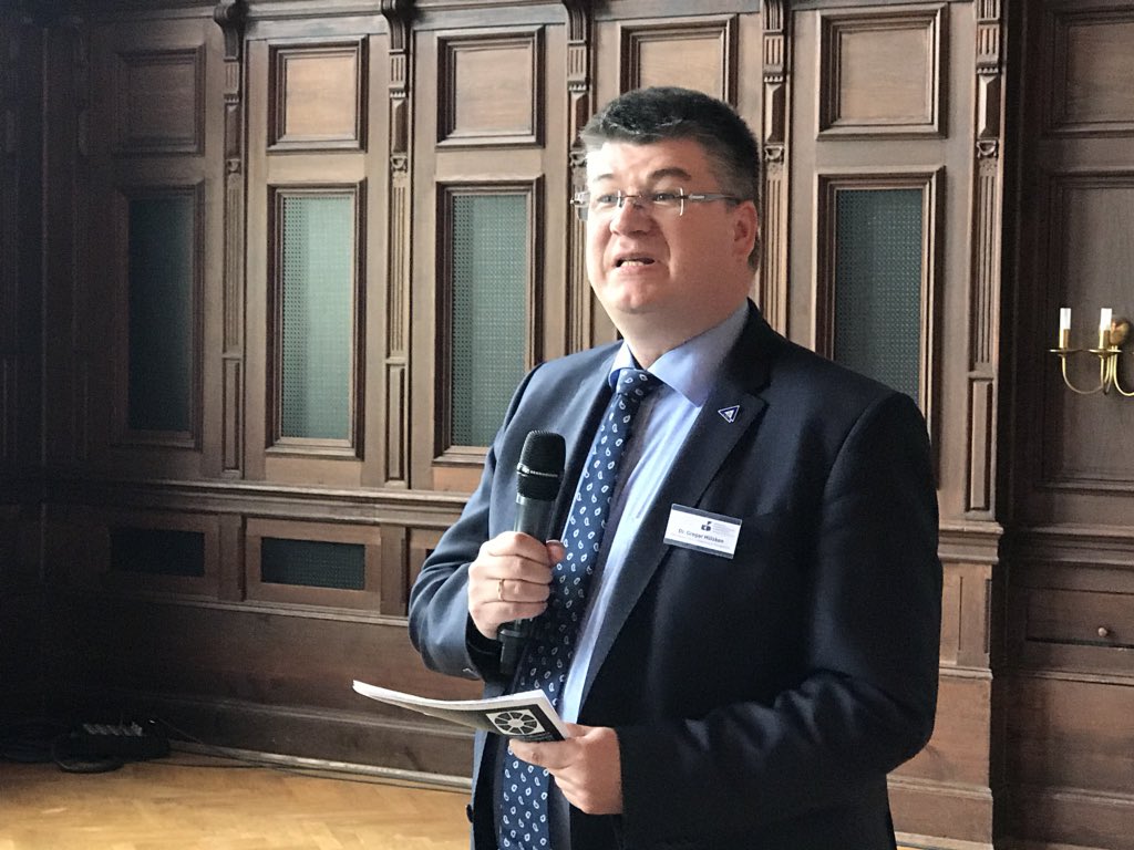 Pierre_Meier's tweet photo. Dr. G.Hülsken #FOM #VKD18 = Achtung #Krankenhäuser: #IoT = „Internet of Things“ und #Industrie40 torpedieren die IT-Sicherheit. „Internet of Threats“ => #mit #KRITIS und #ISMS absichern! https://t.co/wsUQtyxMiy