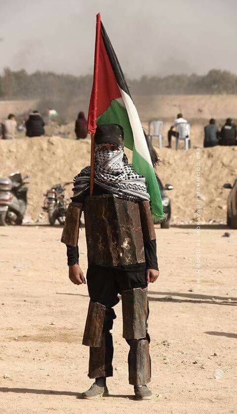 ولا أبكي انقضاء الأمس يا وطني
فإن غرقًا وإن شنقًا وإن حرقا
فإنّا دائمًا نمشي على أعمارنا نلقاك
وإنّا دائمًا نمضي
وأنك دائمًا تبقى......#جمعة_المولوتوف

#مسيرة_العودة_الكبرى
#قروب_احرار_فلسطين 
#نبض______فلسطينية ✌⁦🇵🇸⁩